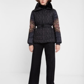 Chaqueta cintura ajustable cuello alto
