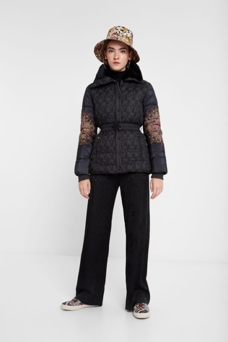Chaqueta cintura ajustable cuello alto
