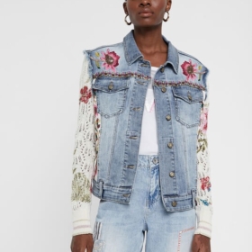 Es un look que siempre se reinventa. Con una chaqueta vaquera siempre conseguirás una prenda de entretiempo