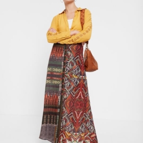 Siguen siendo una tendencia que no falla. Esta falda larga con estampado media naranja étnico-africano