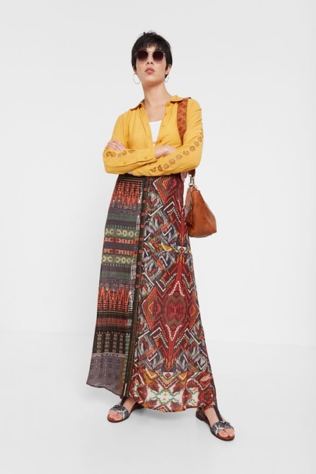 Siguen siendo una tendencia que no falla. Esta falda larga con estampado media naranja étnico-africano