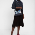 Bolso mediando patch azul
