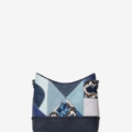 Bolso mediando patch azul