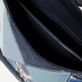 Bolso mediando patch azul
