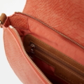 bolso cruzado efecto piel reptil