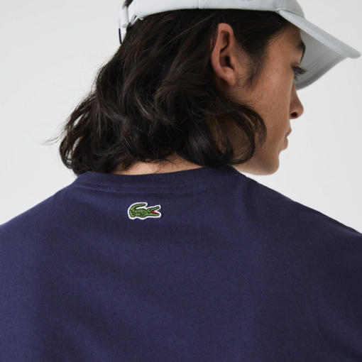 Camiseta de hombre de algodón con insignia Lacoste Club oversized y cuello redondo azul Lacoste - Imagen 3