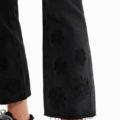 Vaquero flare cropped bordados Desigual