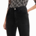 Vaquero flare cropped bordados Desigual