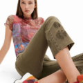 Vaquero flare cropped bordados Desigual