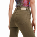 Vaquero flare cropped bordados Desigual