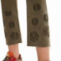 Vaquero flare cropped bordados Desigual