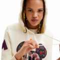 Sudadera gran patch Mickey Mouse Desigual