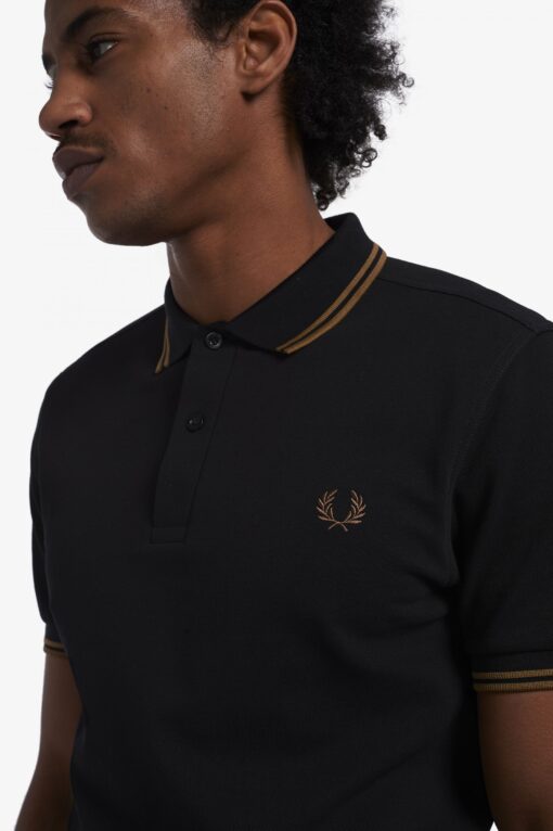 Polo con ribete con dos franjas FRED PERRY