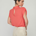 Blusa de mujer sin mangas con frunce en el cuello