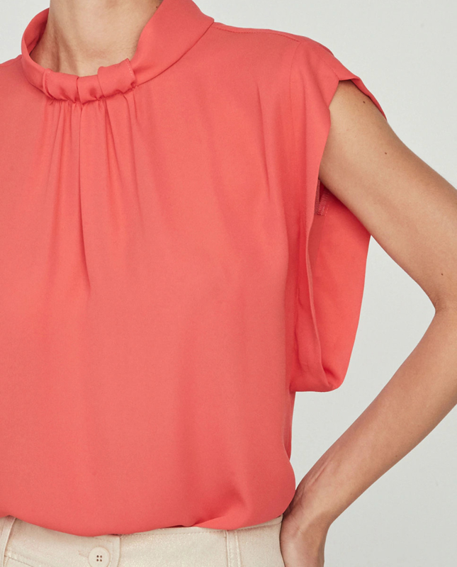 Blusa de mujer sin mangas con frunce en el cuello