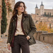 Mujer con chaqueta encerada de estilo británico en una calle de Toledo durante el otoño